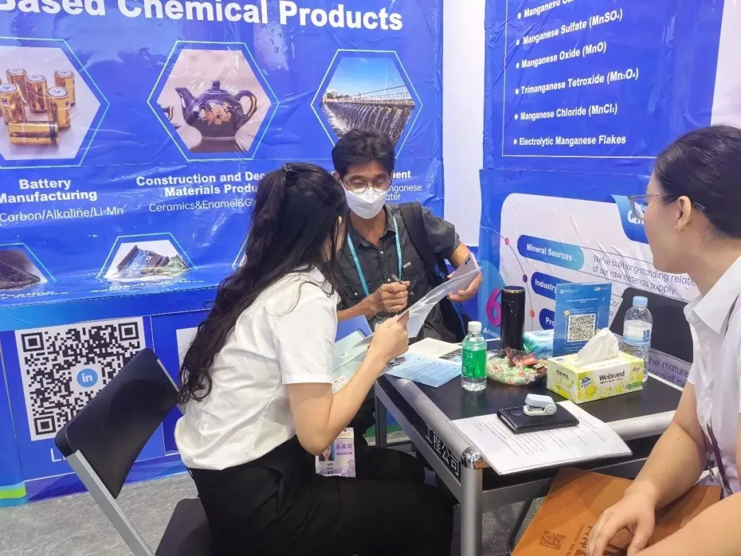 QingChong mostra linha completa de produtos químicos de manganês na Feira de Cantão